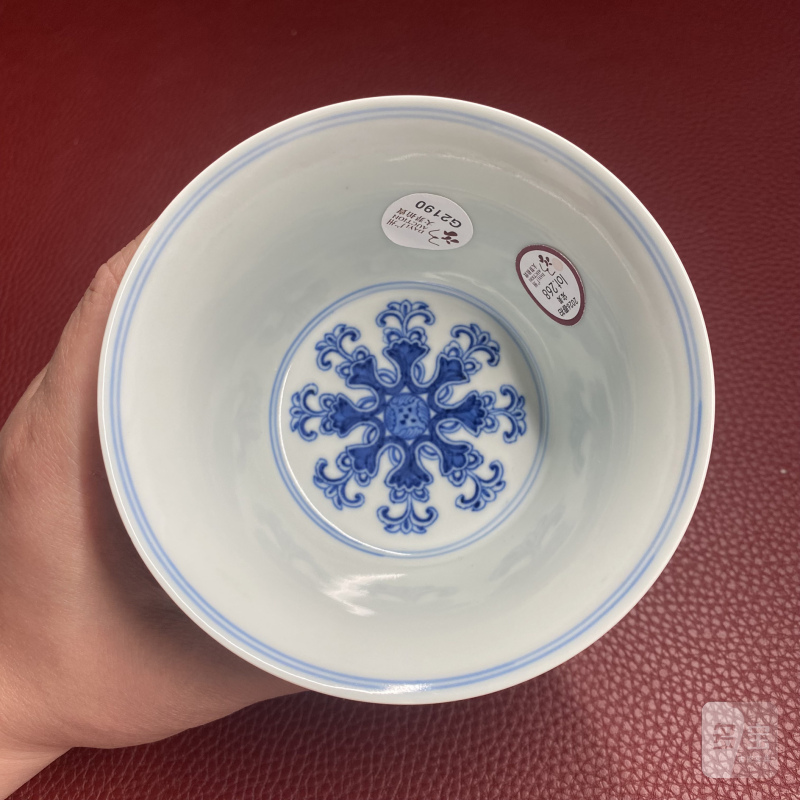 清乾隆 青花缠枝莲托梵文高足杯 - 图12